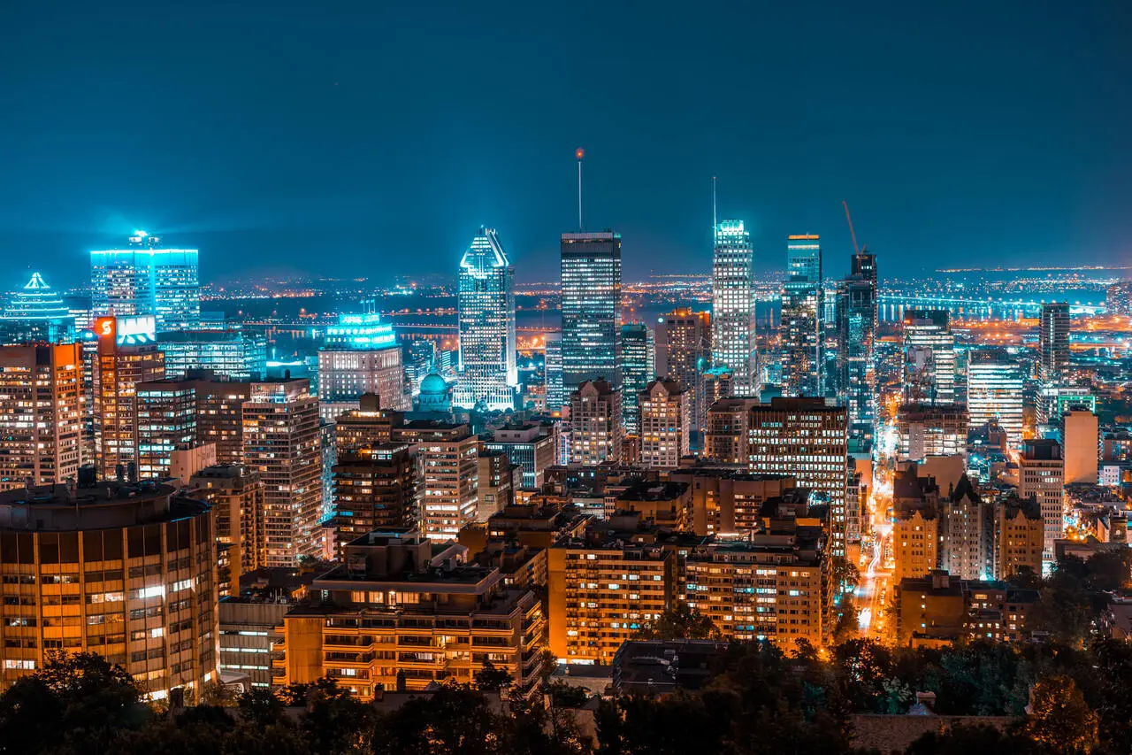 Photo de l'horizon de Montréal durant la nuit