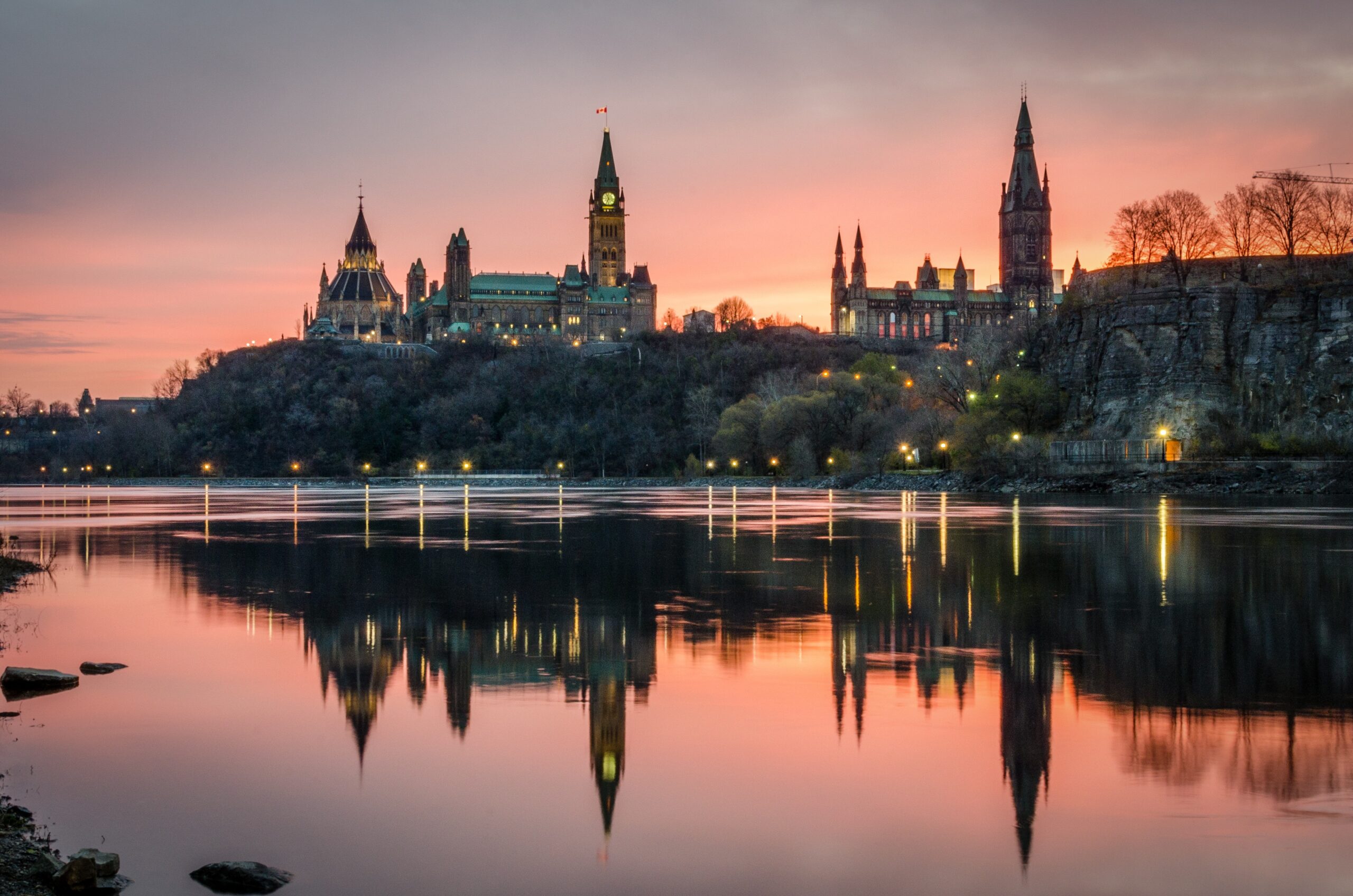 Ottawa au lever du soleil surplombe le Parlement du Canada et la Cour suprême du Canada lors d'une fraîche journée d'automne. Vous pouvez trouver des services de traduction à Ottawa avec 5 Stars Translation.